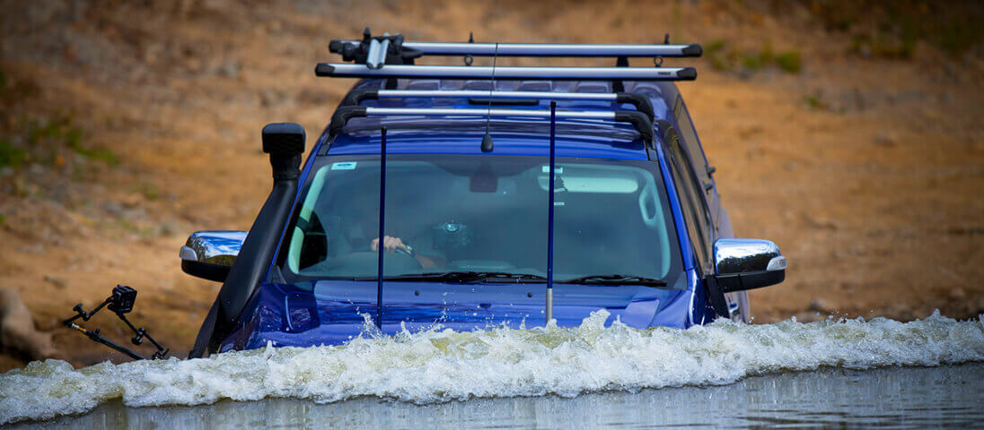 サファリ シュノーケル装着車 水中走行